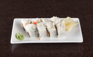 Ton balığı ve zencefil ile bir tabakta suşi rulo 