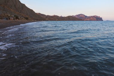 Dağlar ve plaj ile gün batımında Crimea deniz manzarası