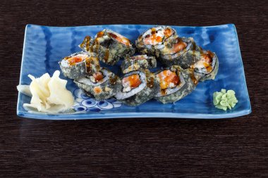 Uçan balık roe ve ton balığı ile bir tabakta suşi rulo 