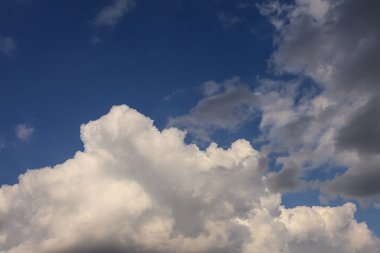 Dramatik fırtınalı koyu ve açık bulutlar