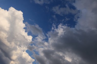 Dramatik fırtınalı koyu ve açık bulutlar