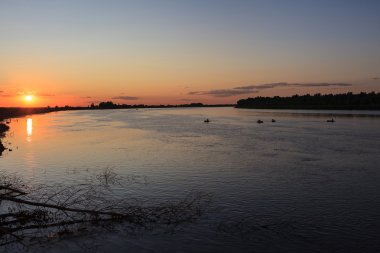 Akşam canlı renkler günbatımı Volga Nehri üzerinde.