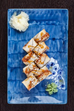 Uçan balık roe ve ton balığı ile bir tabakta suşi rulo 