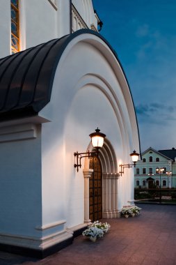 Kilisenin portal. Tapınağın sundurma.