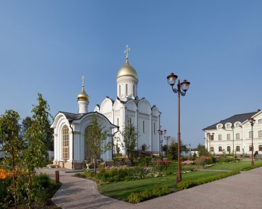 Mavi gökyüzü arka plan üzerinde kilise, kilise ve sokak lambası.