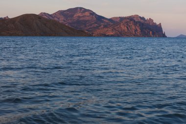 Dağlar ve plaj ile gün batımında Crimea deniz manzarası