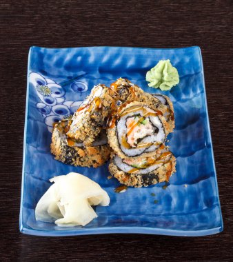 Uçan balık Karaca ile bir tabakta suşi rulo 