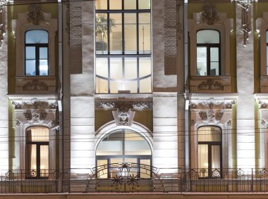 Neoklasik tarzda binanın ön aydınlatma akşam