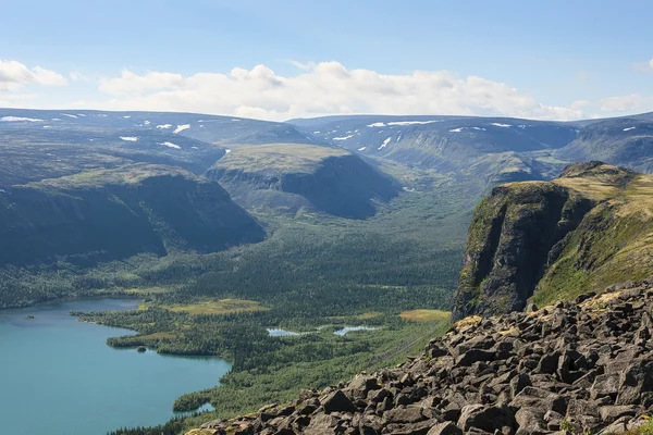 Bergsee in der Landschaft der Polarregion. — Stockfoto