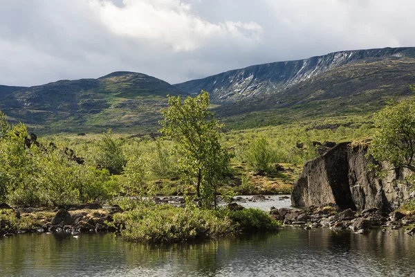 Mountain lake in landscape of polar region. — Stock Photo, Image