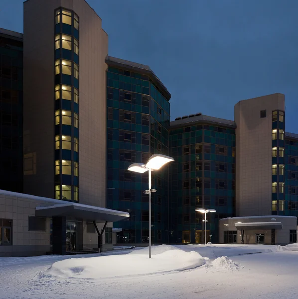 Lantaarnpalen van het kantorencomplex. — Stockfoto