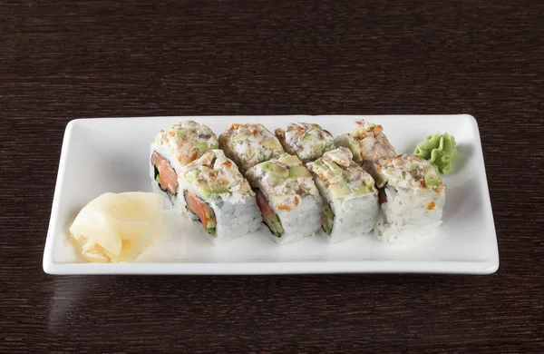 Sushi rola em um prato com atum e dobradiça — Fotografia de Stock