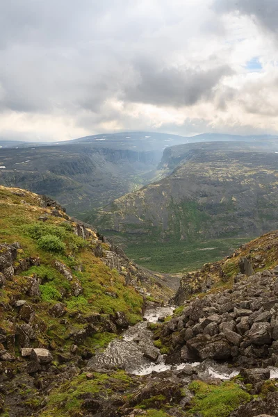 Sun rays through clouds over a mountain valley in landscape of polar region. — Stock Photo, Image