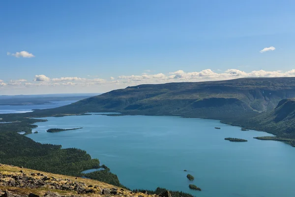 Mountain lake in landscape of polar region. — Stock Photo, Image