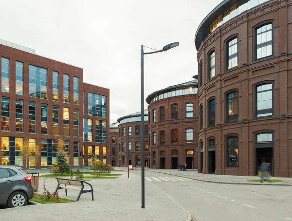 Uitgebreide office complexe buitenkant in loft-stijl. — Stockfoto