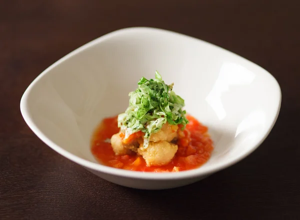 Pollo frito en pan rallado con salsa de tomate . —  Fotos de Stock