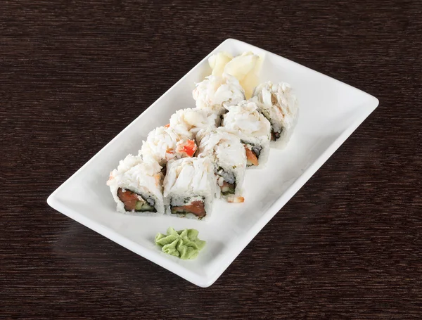 Rollos de sushi en un plato con atún y jengibre — Foto de Stock
