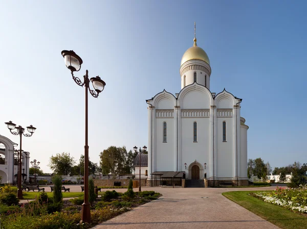 Православная церковь и уличный фонарь — стоковое фото