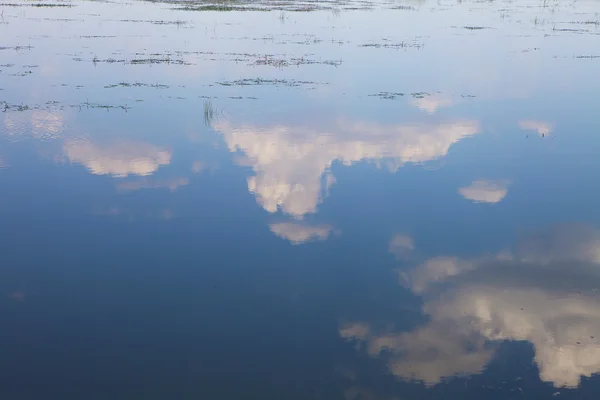 Голубое летнее небо и отражение облаков на поверхности Волги . — стоковое фото