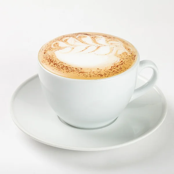 Beyaz bir fincan lezzetli cappuccino