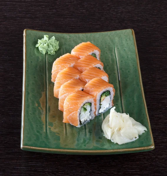 O sushi rola em uma chapa com o salmão — Fotografia de Stock