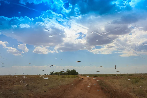 Camino de tierra arenosa en el desierto de sal paisaje — Foto de Stock