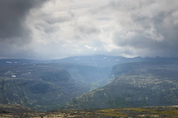 Nuvem sobre montanha. — Fotografia de Stock