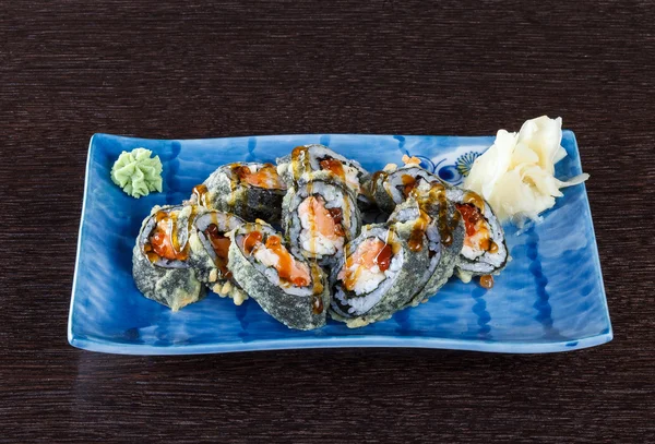 Sushi rola em um prato com ovas de peixe voador e atum — Fotografia de Stock