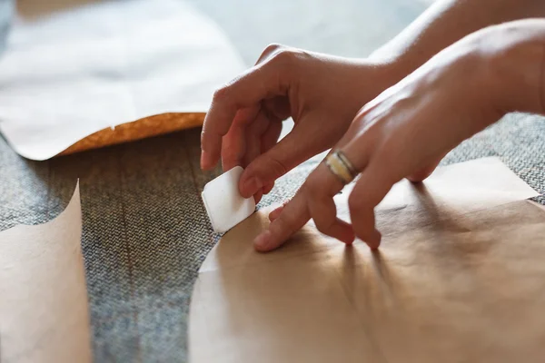 The woman draws with soap markup patterns on tweed fabric. — Stock Photo, Image