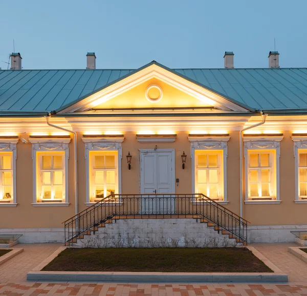 Un edificio a un piano in stile palladio classico — Foto Stock