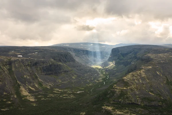 極地の風景の中の山の谷に雲の切れ間から太陽光線. — ストック写真