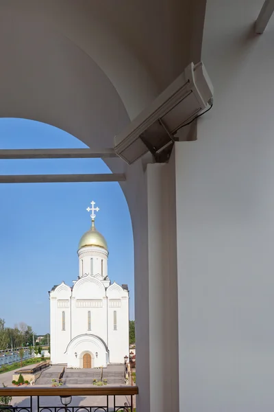 Utsikt over den ortodokse kirke fra klokketårnet . stockbilde