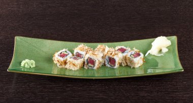 Uçan balık Karaca ile bir tabakta suşi rulo