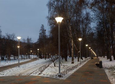 Kışın kentsel akşam aydınlatma