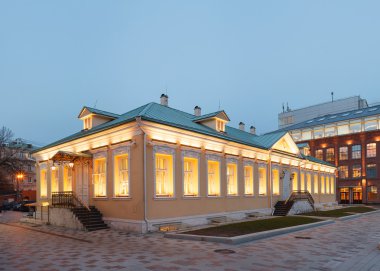 Bir tek katlı binada klasik palladio tarzda