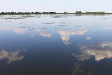 Mavi yaz gökyüzü ve bulutlar Volga Nehri'nin yüzeyi yansıması.