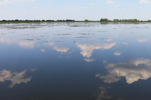 Cielo blu estivo e riflesso di nuvole sulla superficie del fiume Volga — Foto Stock