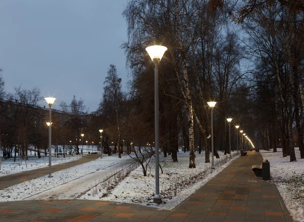 Kışın kentsel akşam aydınlatma