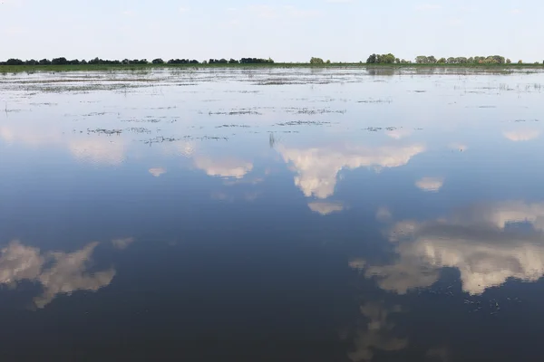 Cielo blu estivo e riflesso di nuvole sulla superficie del fiume Volga . — Foto Stock