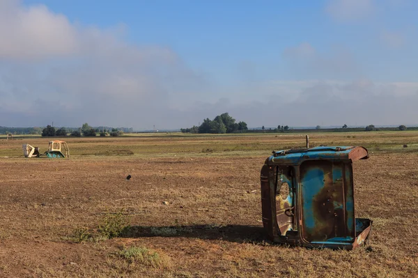 Equipo de granja abandonado, campo, granero — Foto de Stock