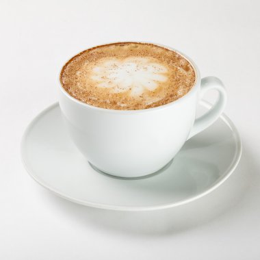 Beyaz bir fincan kapuçino 