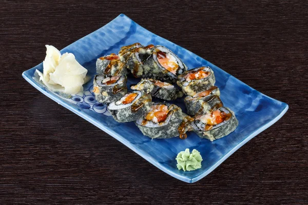 Sushi rola em um prato com ovas de peixe voador e atum — Fotografia de Stock