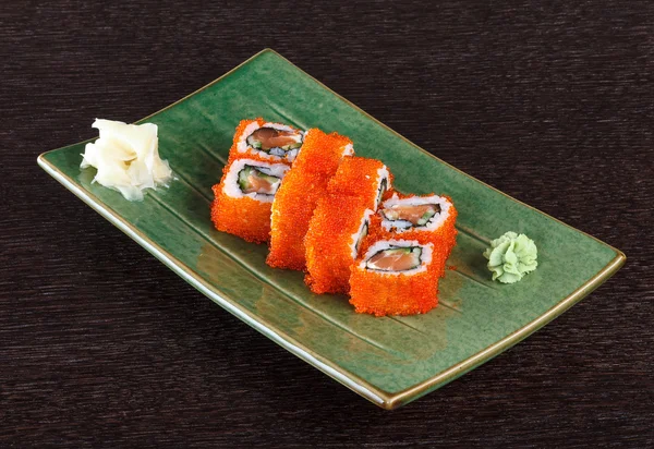 Sushi rola em um prato com ovas de peixe voador e atum — Fotografia de Stock