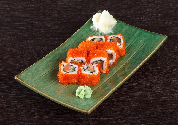 Sushi rola em um prato com ovas de peixe voador e atum — Fotografia de Stock
