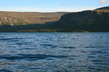 Peyzaj kutup bölgesinin dağ gölü. 