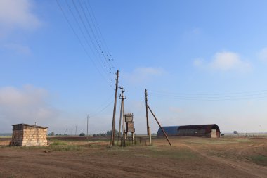 Terk edilmiş çiftlik ekipmanları, alan, ahır.