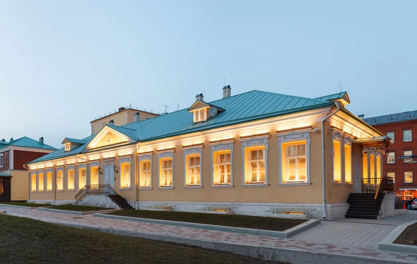 Edificio a un piano in stile palladio classico — Foto Stock