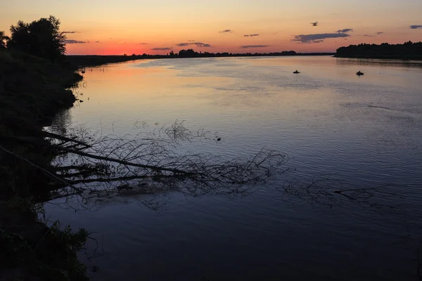 Ηλιοβασίλεμα το βράδυ ζωηρό χρώμα στις όχθες του ποταμού Βόλγα. — Φωτογραφία Αρχείου