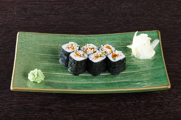 Sushi rola em um prato com ovas de peixe voador — Fotografia de Stock