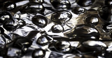 Folyo üstünde su damlaları.